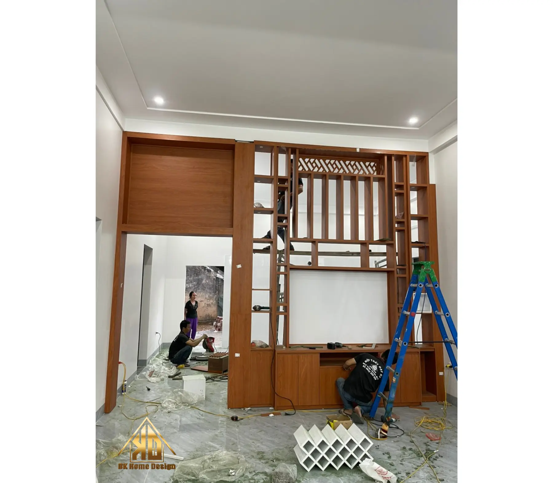 Ý tưởng thiết kế nội thất phòng khách nhà phố liền kề đẹp tại Đô Lương 8 Sử dụng ván gỗ MDF lõi xanh chống ẩm ứng dụng trong thi công hệ tủ kệ phòng khách