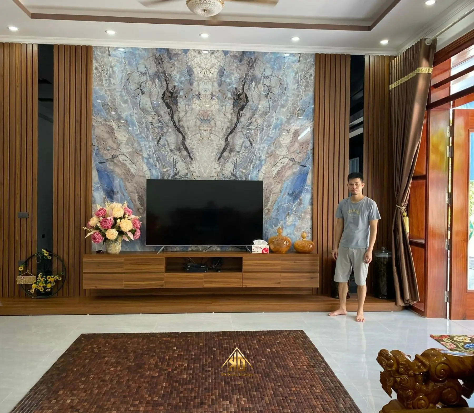 Ý tưởng thiết kế nội thất phòng khách nhà phố liền kề đẹp tại Đô Lương 11 Hình ảnh phòng khách đẹp thi công thực tế bằng vật liệu gỗ công nghiệp tại Nghệ An