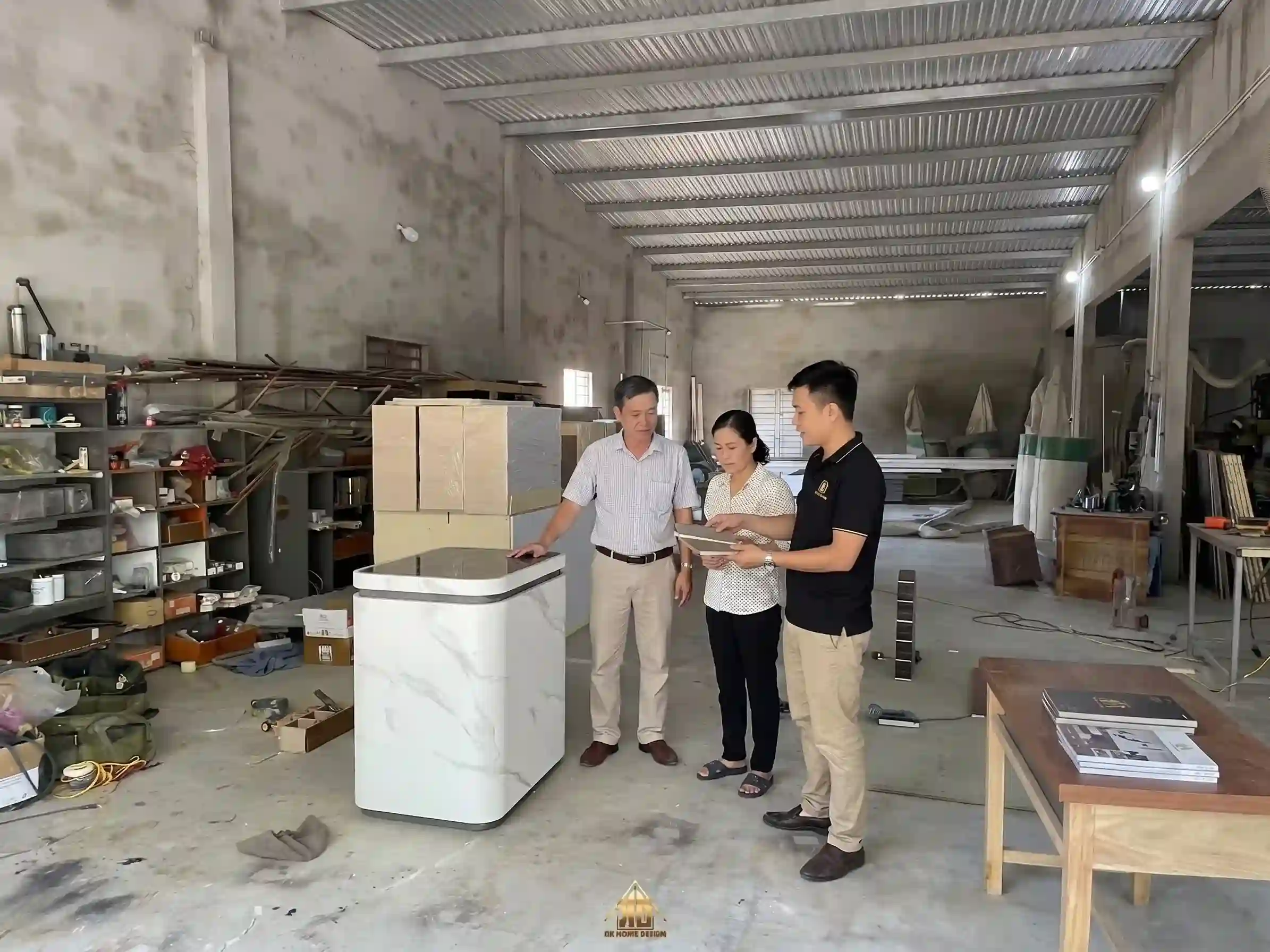 Top 20+ Xưởng Thi Công Nội Thất Phòng Khách Đô Lương Giá rẻ 2 Khách hàng duyệt vật tư tại xưởng gỗ Đạt Kỳ
