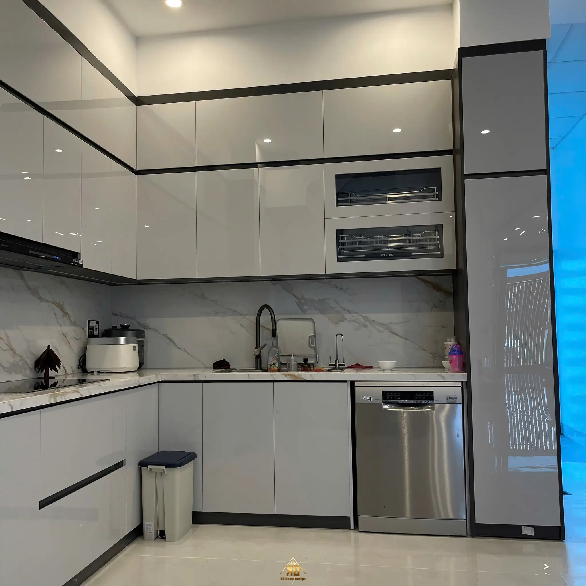 Có nên tự thiết kế thi công nội thất nhà phố hiện đại hay thuê đơn vị trọn gói tại Đô Lương? 16 Tủ bếp gỗ công nghiệp Picomat phủ Acrylic hiện đại
