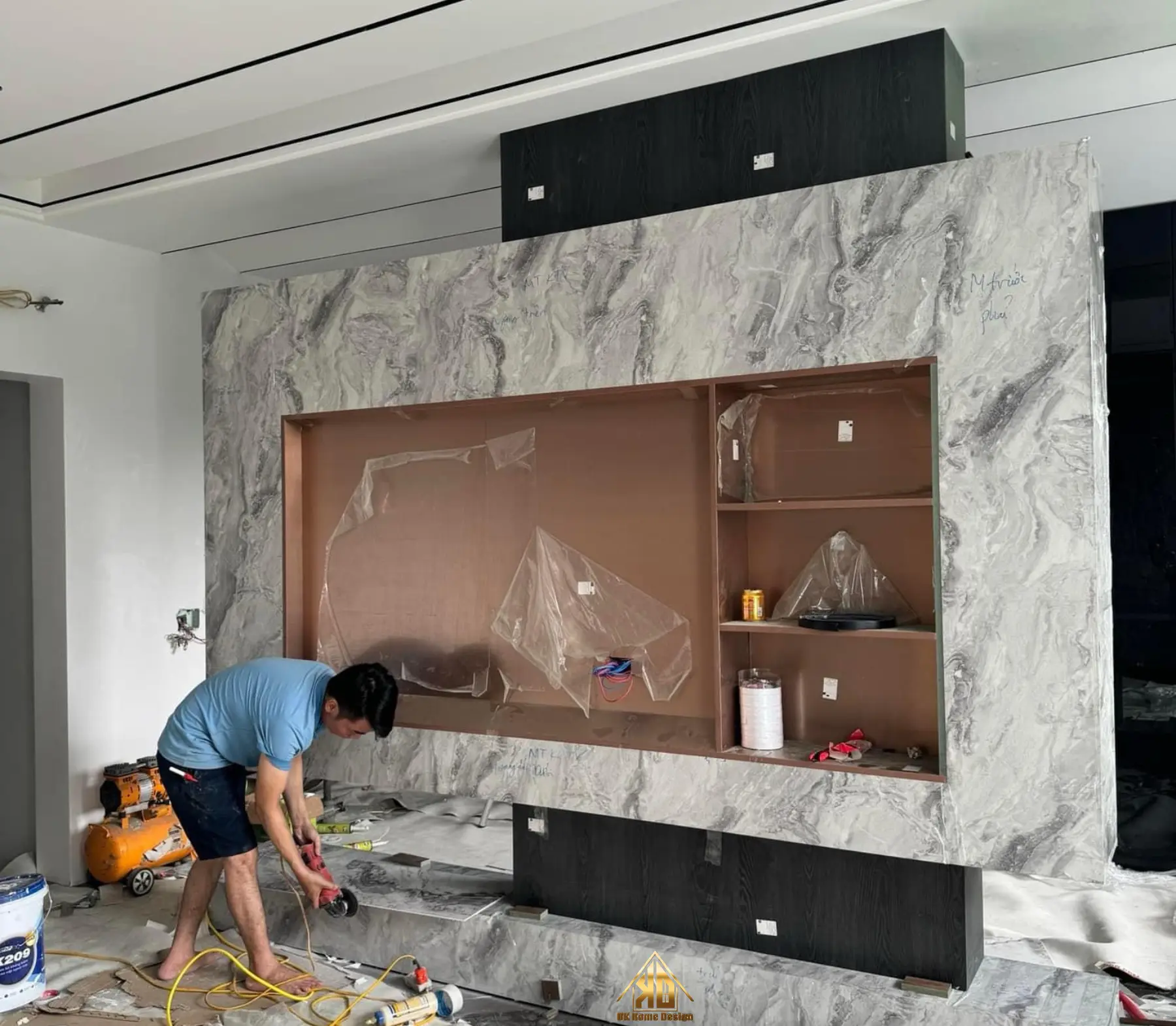 Ý tưởng thiết kế nội thất phòng khách nhà phố liền kề đẹp tại Đô Lương 10 Ứng dụng tấm nhựa Picomat chống nước tuyệt đối cho khu vực chân tường phòng khách
