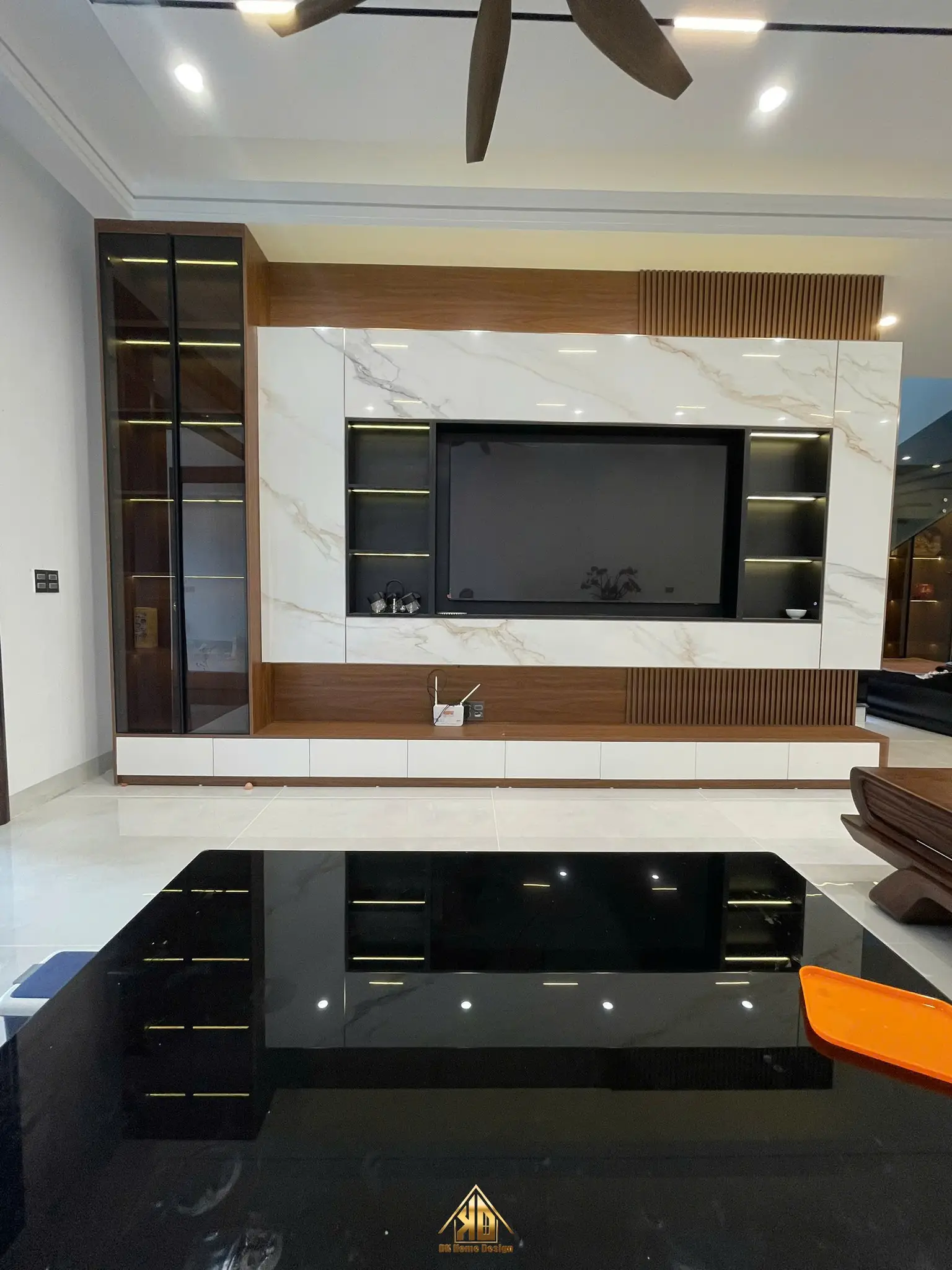 Ý tưởng thiết kế nội thất phòng khách nhà phố liền kề đẹp tại Đô Lương 5 Vách ốp tivi bằng vật liệu Acrylic trong phòng khách hiện đại