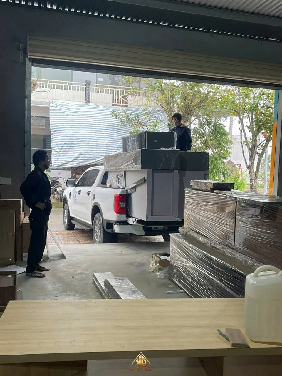 Vận chuyển và lắp đặt nội thất phòng khách chuẩn xác.