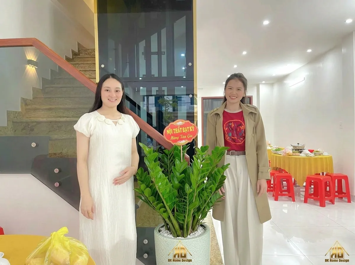 Kinh Nghiệm Thi Công Nội Thất Phòng Khách Nhà Ống Đô Lương, Nghệ An Đẹp & Tối Ưu Công Năng 19 Bàn giao công trình nội thất phòng khách cho khách hàng Nghệ An